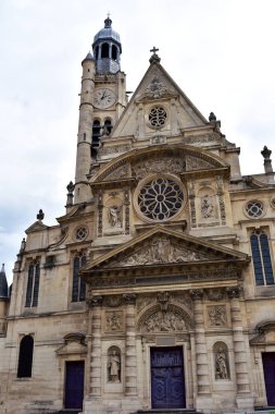 Saint Etienne du Mont Kilisesi, Latin Quarter. Paris, Fransa, cephe closeup, bulutlu gün.