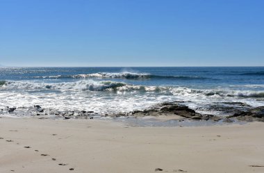 Vahşi plaj kayalar ve dalgalar breaking. Deniz köpüğü ile mavi, gök temizleyin. Güneşli bir gün, Galiçya, İspanya.