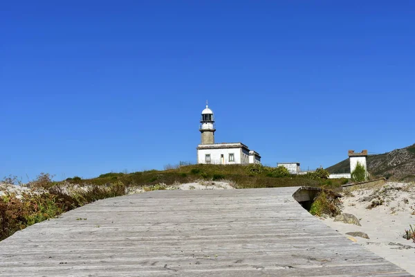 Plaża Promenada Stary Opuszczony Latarni Morskiej Wzgórzu Słoneczny Dzień Błękitne — Zdjęcie stockowe