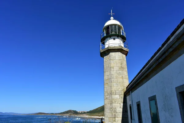 Antiguo Faro Abandonado Con Veleta Mar Azul Con Olas Espuma —  Fotos de Stock