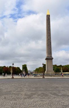 Paris, Fransa, Ağustos 2018. La Concorde Meydanı. Dikilitaş, sokak ışıkları, turist, Champs Elysees ve Triumph Arch. Bulutlu gökyüzü.