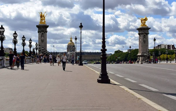 Париж Франция Август 2018 Года Мост Александра Iii Инвалиды Туристами — стоковое фото