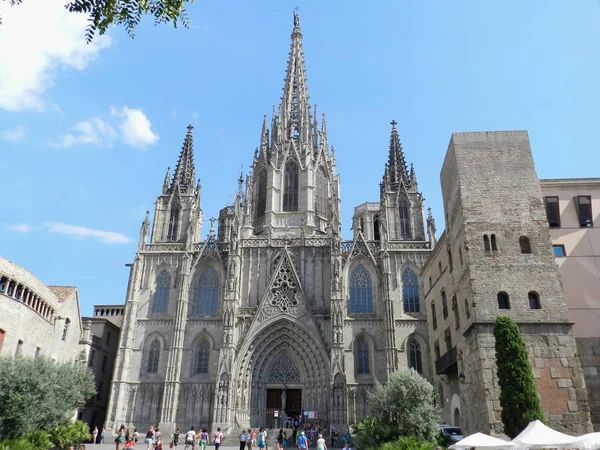 Barcelona, İspanya. Katedral, Gotik cephesi turist ile.