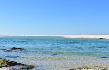 Açık ve turkuaz su ve parlak kum plaj. Küçük dalgalar, güneşli bir gün, mavi gökyüzü, Galiçya, İspanya.