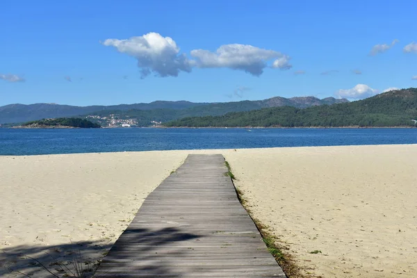 フォレストと湾の遊歩道とビーチ 明るい砂 青い海 晴れた日 ガリシア スペイン — ストック写真