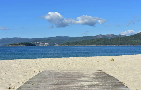 フォレストと湾の遊歩道とビーチ 明るい砂 青い海 晴れた日 ガリシア スペイン — ストック写真