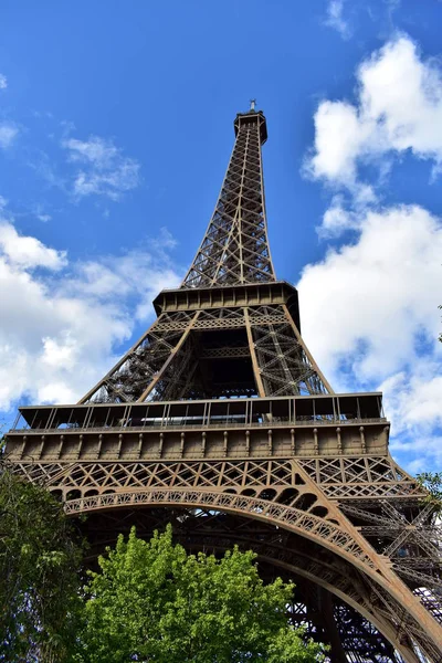Eiffelturm Perspektive Von Unten Paris Frankreich Bäume Und Blauer Himmel — Stockfoto