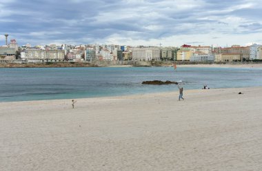Baba ve küçük kız Riazor sahilde uçurtma ile oynuyor. La Coruna, İspanya.