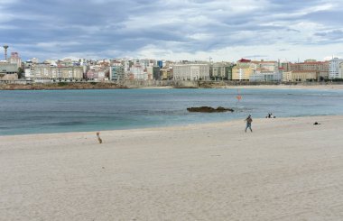 Baba ve küçük kız Riazor sahilde uçurtma ile oynuyor. La Coruna, İspanya.