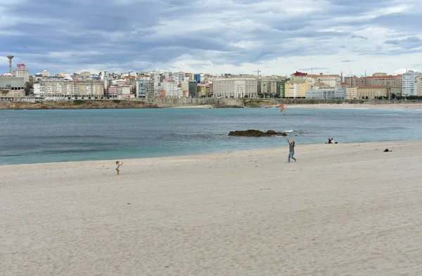 Isä Pieni Tyttö Leikkivät Riazor Beachillä Leijan Kanssa Coruna Espanja — kuvapankkivalokuva