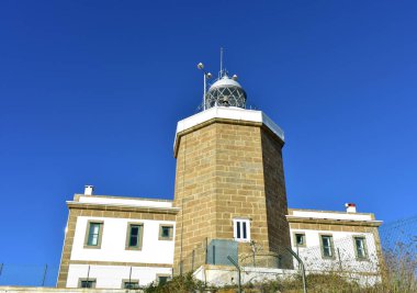 Finisterre deniz feneri, dünyanın sonu. Güneşli bir gün, mavi gökyüzü, Galiçya, İspanya.