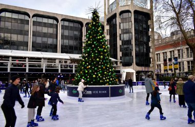 Doğal Tarih Müzesi Noel buz pateni Buz pateni insanlar. London, Büyük Britanya, Ocak 2019.