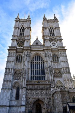 Westminster Abbey. Batı Gotik cephe ve saat, windows ve heykeller ile kuleleri. London, Büyük Britanya.