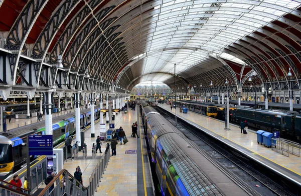 Paddington Tren İstasyonu'na Victoria tren tutacak. London, Büyük Britanya.