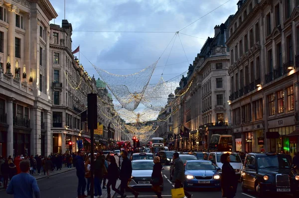 Regent Street Mit Weihnachtsbeleuchtung Voller Menschen London Vereinigtes Königreich — Stockfoto
