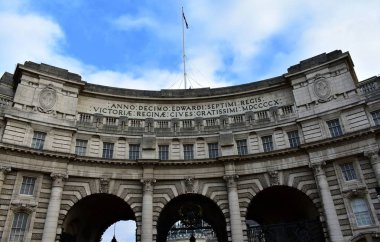 Alışveriş merkezindeki Admiralty Arch. London, Büyük Britanya.