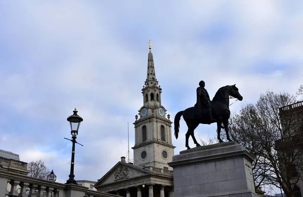 聖マーティン教会 ジョージ 世の騎馬像とトラファルガー広場で ロンドン イギリス — ストック写真