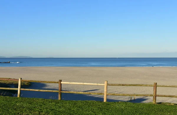 Spiaggia Con Erba Recinzione Legno Luce Del Mattino Giorno Sole — Foto Stock