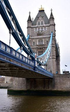 Tower Bridge, tek kule portre. London, Büyük Britanya.