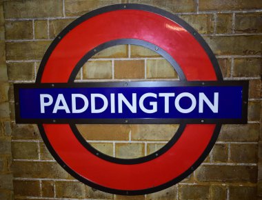 Tuğla Londra tüp işareti. Paddington İstasyonu'na. London, Büyük Britanya.