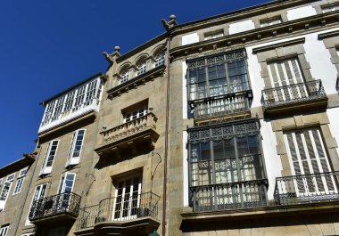 Santiago de Compostela, İspanya. Cervantes Square, geleneksel mimarisi örnek. Eski taş evleri demir, cam ve beyaz ahşap galerileri, balkon ve parmaklıklar. Old Town.