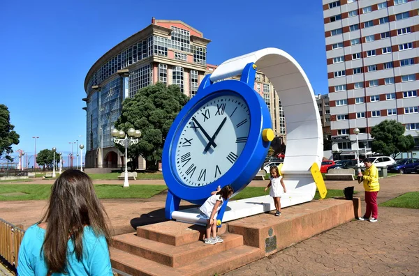 Femme Regardant Heure Dans Une Horloge Géante Avec Des Enfants — Photo