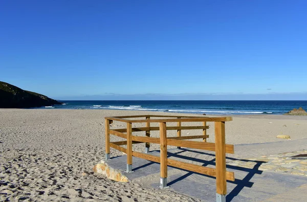 Spiaggia Con Corrimano Legno Luce Mattutina Sabbia Dorata Mare Blu — Foto Stock