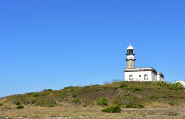 Vieux Phare Abandonné Sur Une Colline Journée Ensoleillée Galice Espagne — Photo