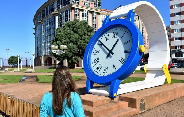 Femme Regardant Heure Dans Une Horloge Géante Parc Public Proche — Photo