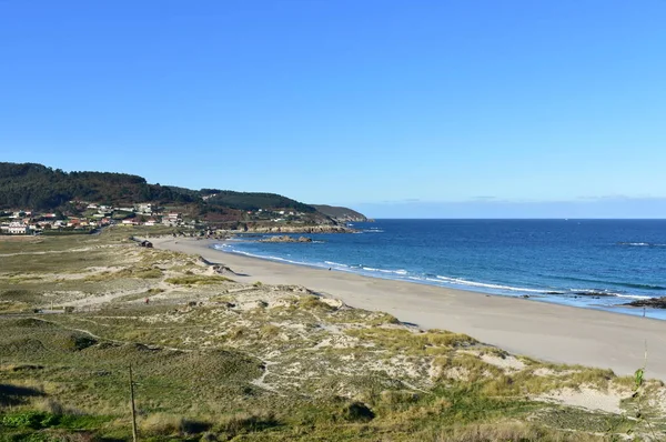 Dunas Playa Arena Con Luz Mañana Rocas Mar Azul Con — Foto de Stock