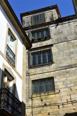 Manastır duvar demir ızgaralar Windows ile. Quintana Meydanı ve Katedrali sokak. Santiago de Compostela, İspanya.