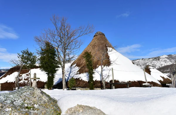 Piornedo Ancares ガリシア スペイン 石や藁で作られた古代の雪に覆われた Palloza 山の村 冬と雪 — ストック写真