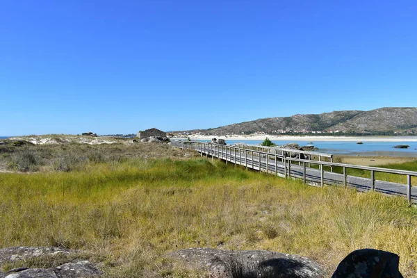 Playa Con Montaña Lago Césped Pasarela Madera Arena Blanca Agua — Foto de Stock