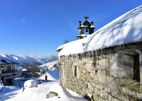 Piornedo Ancares ルーゴ県 ガリシア スペイン つららとサン ロレンツォ エルミタージュ美術館からの眺め 雪の村と山の斜面や渓谷 青空の晴れた日 — ストック写真