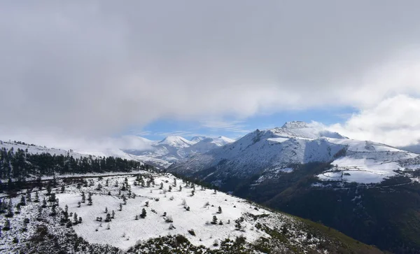 Paisaje Invernal Con Montañas Nevadas Cielo Gris Nublado Ancares Lugo —  Fotos de Stock