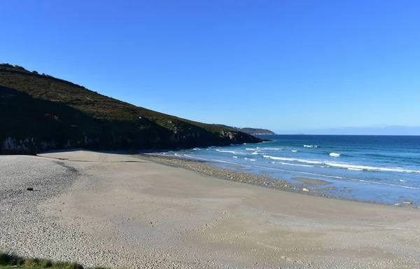 Spiaggia Con Luce Del Mattino Sabbia Dorata Rocce Mare Azzurro — Foto Stock