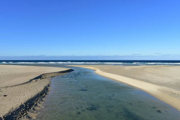 Spiaggia Con Sabbia Dorata Fiume Mare Blu Con Onde Schiuma — Foto Stock