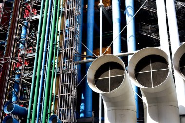 Paris, Fransa, 12 Ağustos 2018. Centre Pompidou, borular ve boru hatları ile renkli cephe.