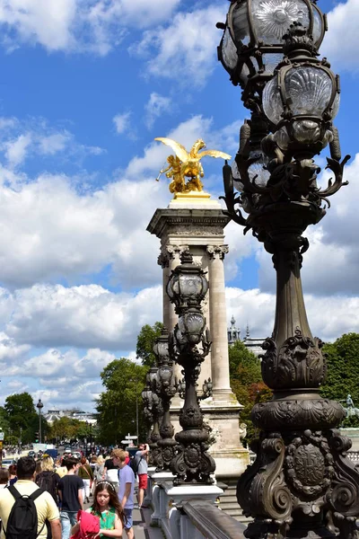 París Francia Ago 2018 Pont Alexandre Iii Lleno Gente —  Fotos de Stock