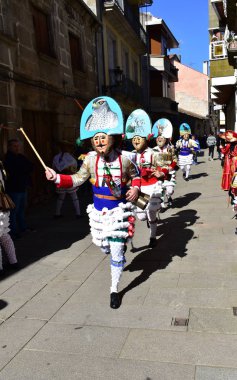 Ünlü karnaval ve sokak toplantıya cigarrons ile Kostümler, ilk günü kutlamaları, geçit töreni. Ourense ili, Galiçya, İspanya. 24 Şubat 2019.