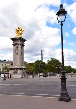 Pont Alexandre III, Eyfel Kulesi ve sokak lambası. Paris, Fransa, 11 Ağustos 2018.