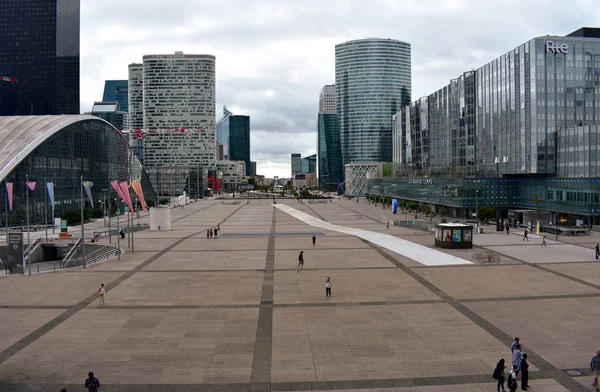 라데팡스 비즈니스 지구의 보기입니다 쇼핑몰 개선문 프랑스 2018 — 스톡 사진