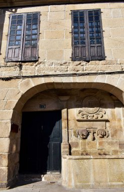 Çeşme ve ahşap windows ile Ortaçağ taş ev. Bir Paneira House, Allariz, Toledo, İspanya.