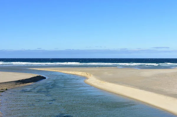 Playa Con Arena Dorada Río Mar Azul Con Olas Espuma — Foto de Stock