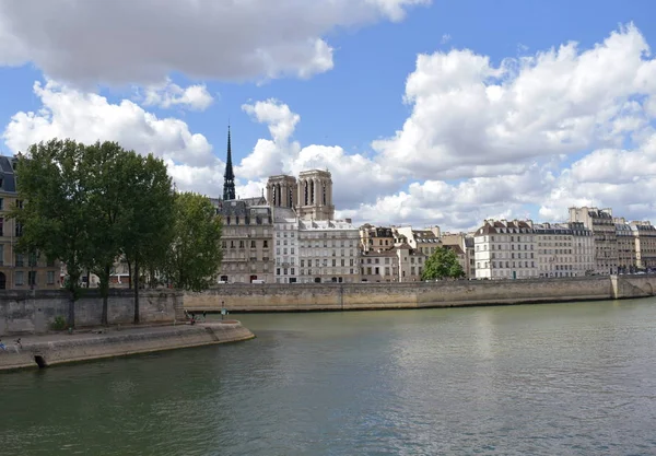 巴黎圣母院的塔楼和尖顶从塞纳河大桥 菲利普桥 2018年8月10日 法国巴黎 — 图库照片