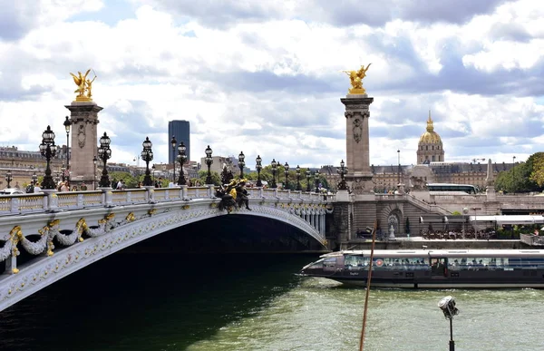 Pont Alexandre Iii Les Invalides Seine Rivier Met Toeristische Boot — Stockfoto