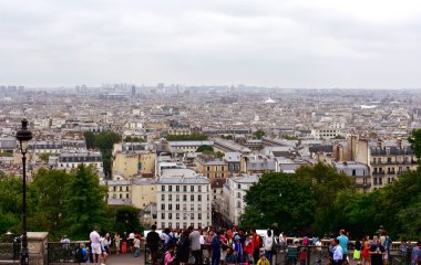 Turistler, Montmartre Basilique du Sacré Coeur bakış açısı. Paris, Fransa, 14 Ağustos 2018.