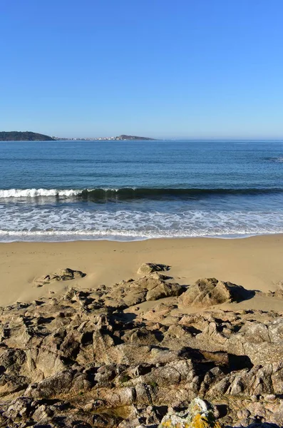 Spiaggia Con Scogli Sabbia Dorata Onde Cielo Blu Galizia Spagna — Foto Stock