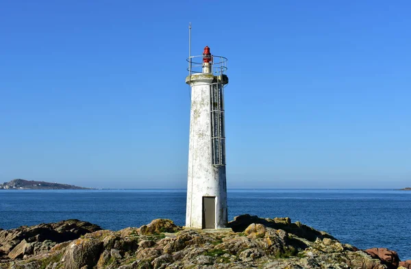 Alter Weißer Leuchtturm Auf Den Felsen Mit Blauem Meer Und — Stockfoto