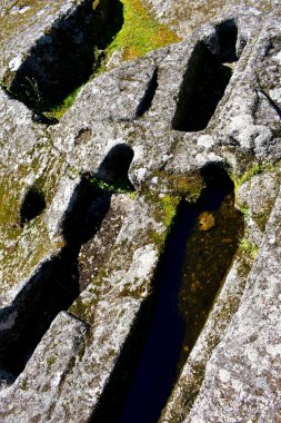 Ortaçağ antropomorfik mezarların taş kazdık. Sarmiento Kalesi, Ribadavia, İspanya.